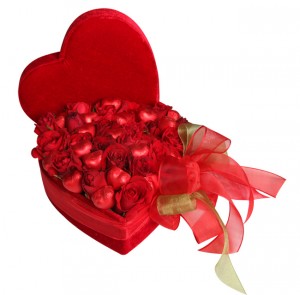 çikolata-buketi-kalpli-kutu-içerisinde-güllerle-süslenmiş